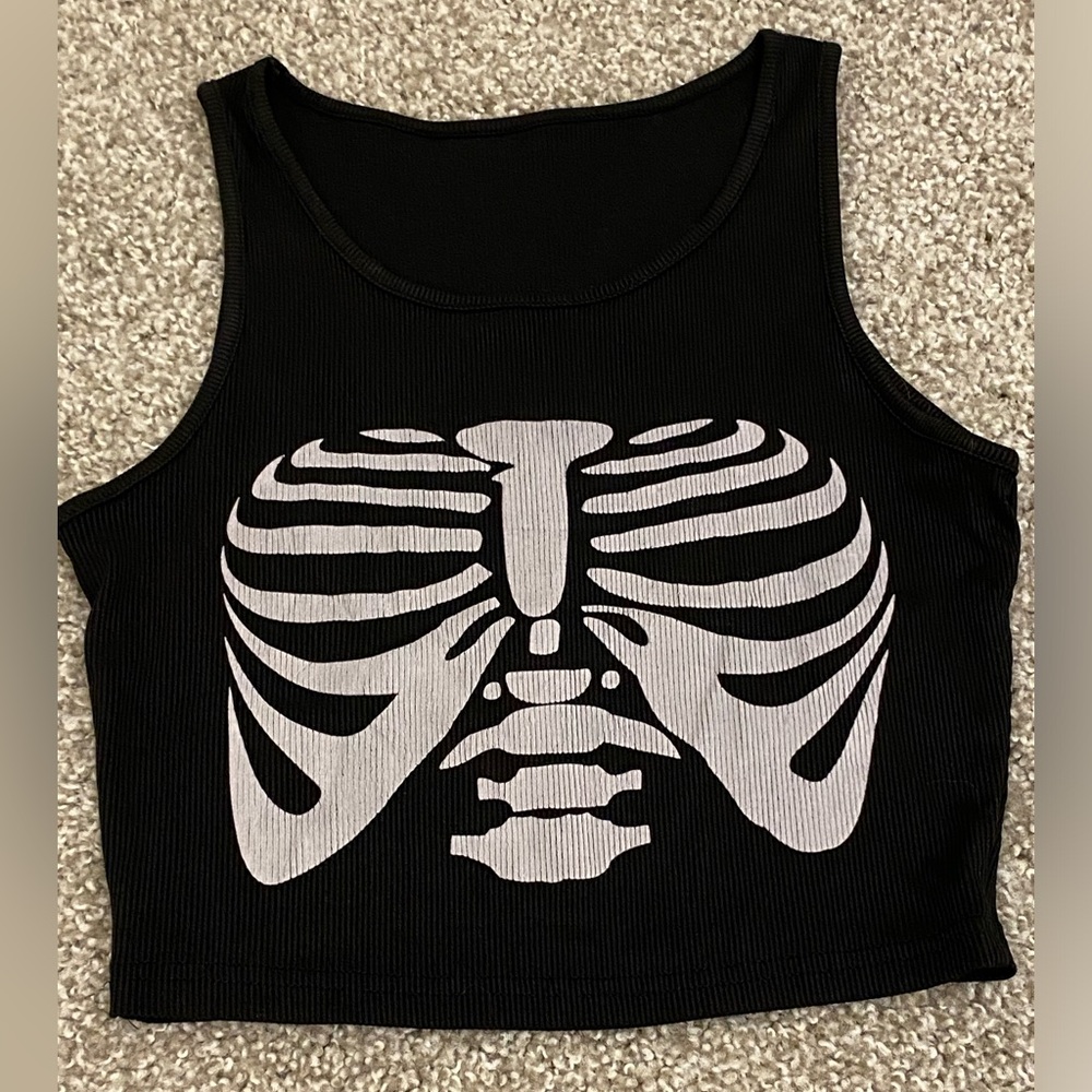 skull ribbed crop top